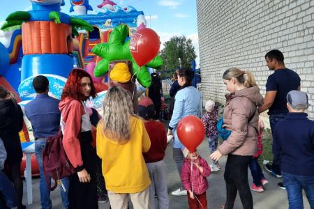 Свердловские коммунисты устроили праздник детям из детдома и стали соорганизатором городских гуляний в Сосьве