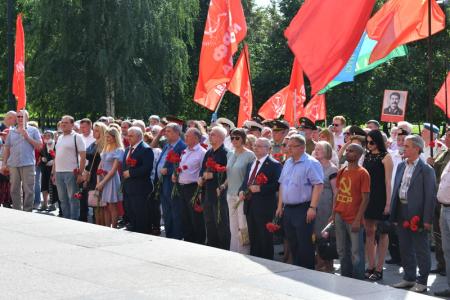 В Москве состоялась памятная церемония КПРФ с возложением цветов к Могиле Неизвестного солдата