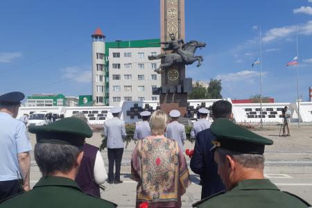 Коммунисты Якутии возложили цветы к монументу Победы «Всадник Манчаары»