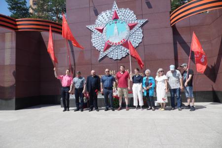 Амурская область. Коммунисты Благовещенска возложили цветы павшим воинам