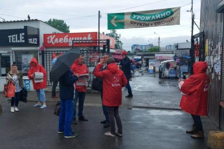 Брянские коммунисты и комсомольцы провели агитрейд в Володарском районе областного центра