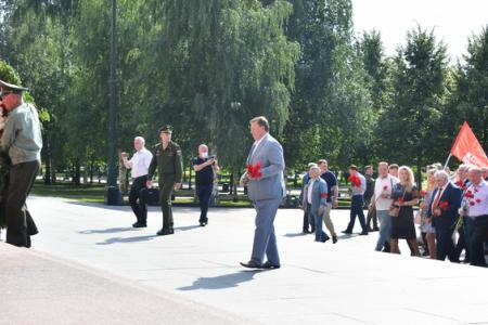 В Москве состоялась памятная церемония КПРФ с возложением цветов к Могиле Неизвестного солдата