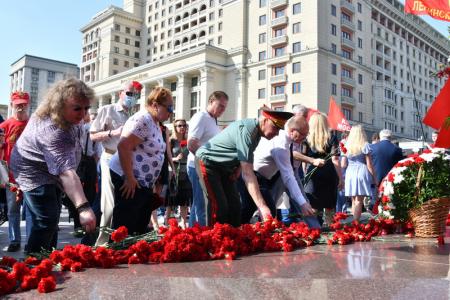 В Москве состоялась памятная церемония КПРФ с возложением цветов к Могиле Неизвестного солдата