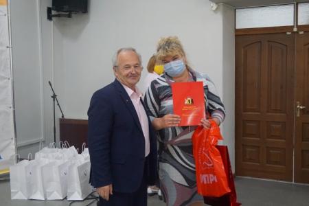 Ярославская область. Александр Воробьев вручил подарки детям  и наградил лучших социальных работников