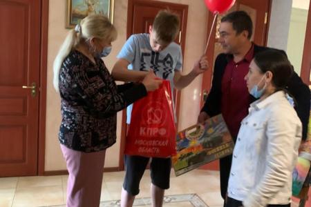 Московская область. В День защиты детей коммунисты поздравили ребятишек и вручили им подарки