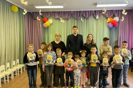 Московская область. В День защиты детей коммунисты поздравили ребятишек и вручили им подарки