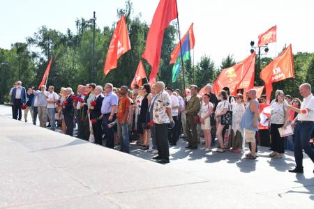 В Москве состоялась памятная церемония КПРФ с возложением цветов к Могиле Неизвестного солдата