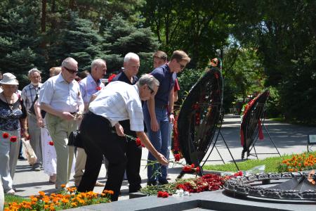 Астраханские коммунисты приняли участие в мероприятии, посвящённом Дню памяти и скорби
