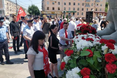 В День памяти и скорби коммунисты Рязани возложили цветы к Вечному огню