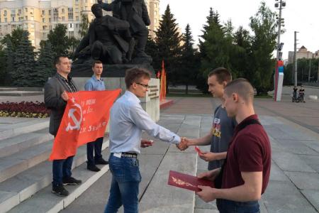 Брянские коммунисты провели памятную акцию  «Зажги свечу» и концерт-реквием