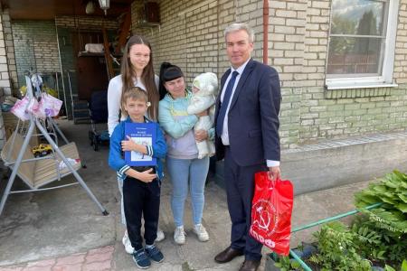 Московская область. В День защиты детей коммунисты поздравили ребятишек и вручили им подарки