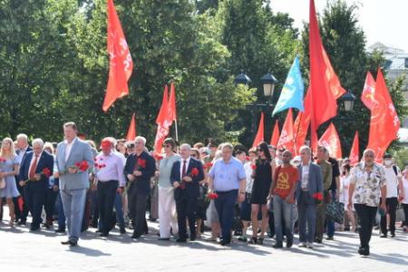 В Москве состоялась памятная церемония КПРФ с возложением цветов к Могиле Неизвестного солдата