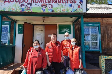 Тыва. Ребятишки Турана рады вниманию и подаркам от коммунистов Республики