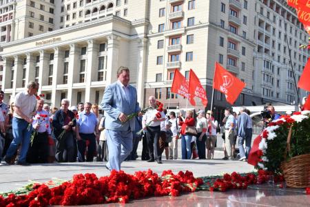 В Москве состоялась памятная церемония КПРФ с возложением цветов к Могиле Неизвестного солдата