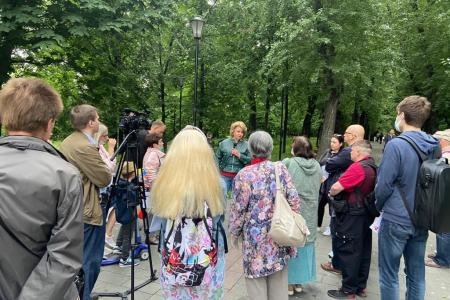 Москва. Лидер ВЖС «Надежда России» Нина Останина  провела встречу с жителями района Лефортово