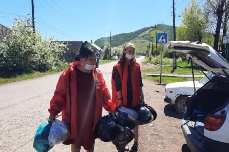 Тыва. Ребятишки Турана рады вниманию и подаркам от коммунистов Республики