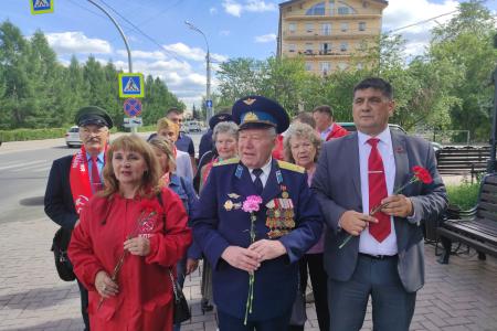 Тюменские коммунисты почтили память павших в годы войны