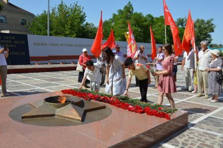 Коммунисты Калмыкии отметили День памяти и скорби