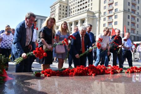 В Москве состоялась памятная церемония КПРФ с возложением цветов к Могиле Неизвестного солдата
