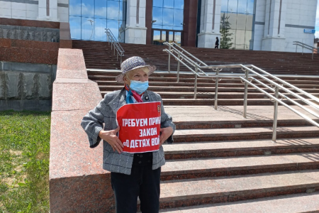 Свердловская область. Дети войны неделю пикетируют у здания Заксобрания