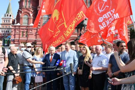 В Москве состоялась памятная церемония КПРФ с возложением цветов к Могиле Неизвестного солдата