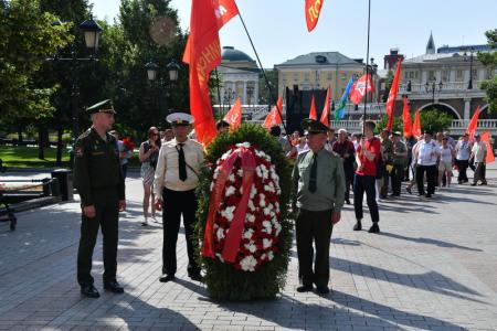 В Москве состоялась памятная церемония КПРФ с возложением цветов к Могиле Неизвестного солдата