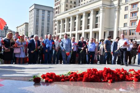 В Москве состоялась памятная церемония КПРФ с возложением цветов к Могиле Неизвестного солдата