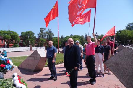Амурская область. Коммунисты Благовещенска возложили цветы павшим воинам
