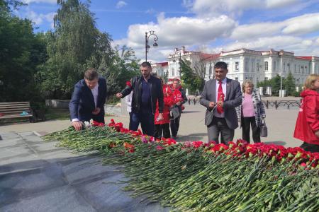 Тюменские коммунисты почтили память павших в годы войны
