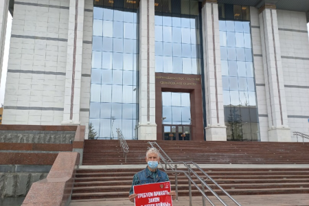 Свердловская область. Дети войны неделю пикетируют у здания Заксобрания