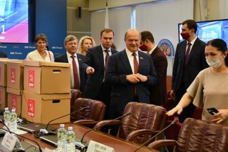 Г.А. Зюганов: "В сентябре будет последняя возможность исправить ситуацию бюллетенем". Коммунисты подали документы в Центризбирком