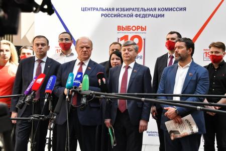 Г.А. Зюганов: "В сентябре будет последняя возможность исправить ситуацию бюллетенем". Коммунисты подали документы в Центризбирком