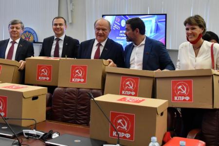 Г.А. Зюганов: "В сентябре будет последняя возможность исправить ситуацию бюллетенем". Коммунисты подали документы в Центризбирком