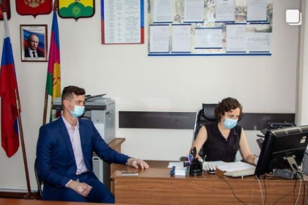 Молодые кубанские активисты КПРФ сдают в окружные комиссии документы для регистрации кандидатами в депутаты Госдумы