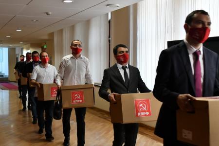 Г.А. Зюганов: "В сентябре будет последняя возможность исправить ситуацию бюллетенем". Коммунисты подали документы в Центризбирком