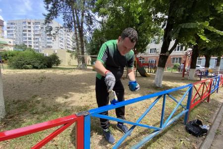 Краснодарские коммунисты и сторонники КПРФ провели субботник на детской площадке