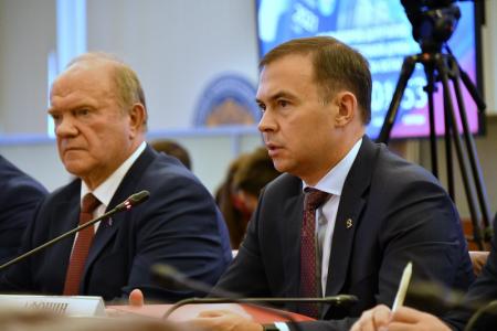 Г.А. Зюганов: "В сентябре будет последняя возможность исправить ситуацию бюллетенем". Коммунисты подали документы в Центризбирком