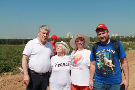 Активисты женского движения приняли участие в сборе земляники в подмосковном совхозе имени Ленина