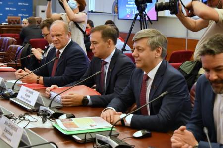 Г.А. Зюганов: "В сентябре будет последняя возможность исправить ситуацию бюллетенем". Коммунисты подали документы в Центризбирком