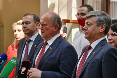 Г.А. Зюганов: "В сентябре будет последняя возможность исправить ситуацию бюллетенем". Коммунисты подали документы в Центризбирком