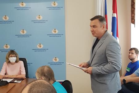 Амурский избирком выдал удостоверение кандидата в депутаты Госдумы Роману Кобызову