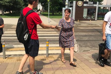 Краснодар. Активисты КПРФ распространяют информационные бюллетени крайкома партии и изучают настроения горожан