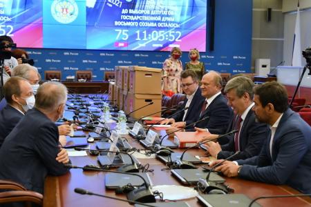 Г.А. Зюганов: "В сентябре будет последняя возможность исправить ситуацию бюллетенем". Коммунисты подали документы в Центризбирком