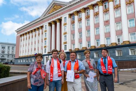 Курские коммунисты протестуют против снятия с выборов П.Н. Грудинина
