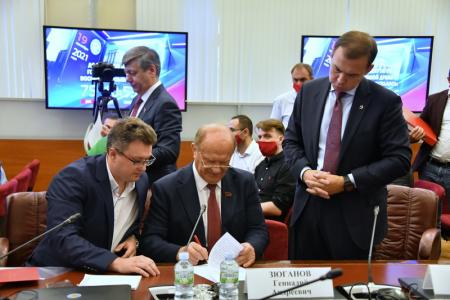 Г.А. Зюганов: "В сентябре будет последняя возможность исправить ситуацию бюллетенем". Коммунисты подали документы в Центризбирком
