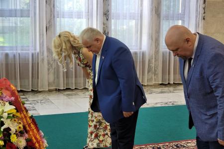 В 27-ю годовщину со дня смерти вождя корейского народа Ким Ир Сена К.К. Тайсаев и И.Н. Макаров встретились с  Чрезвычайным и Полномочным Послом КНДР в Российской Федерации Син Хон Чхолем