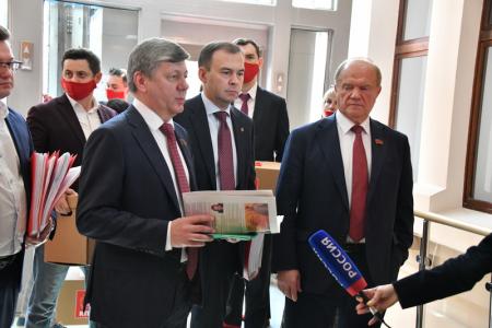 Г.А. Зюганов: "В сентябре будет последняя возможность исправить ситуацию бюллетенем". Коммунисты подали документы в Центризбирком