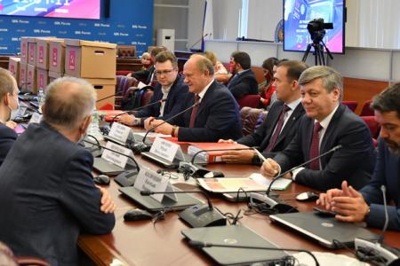 Г.А. Зюганов: "В сентябре будет последняя возможность исправить ситуацию бюллетенем". Коммунисты подали документы в Центризбирком