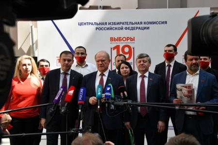 Г.А. Зюганов: "В сентябре будет последняя возможность исправить ситуацию бюллетенем". Коммунисты подали документы в Центризбирком