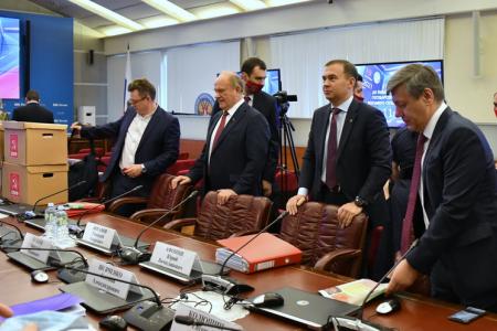 Г.А. Зюганов: "В сентябре будет последняя возможность исправить ситуацию бюллетенем". Коммунисты подали документы в Центризбирком